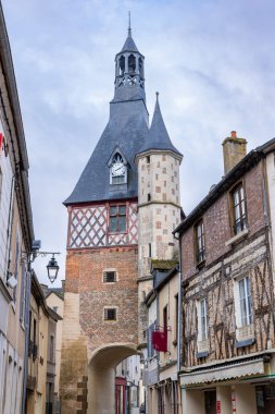 Saint Fargeau 'nun Bourgogne Franche Comte, Fransa' daki saat kulesi.