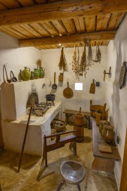 Geleneksel Slovakya mutfağının içinde tarihi aşçılık ekipmanları ve kurutulmuş otlar sergileniyor.