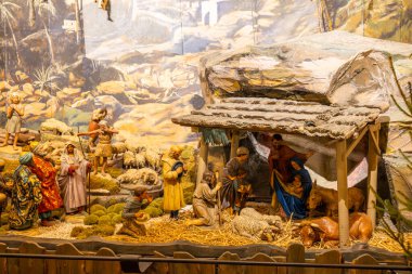 Noel İsa 'nın doğumu sahnesinde kutsal aile, çobanlar ve büyücü durağan bir ortamda.