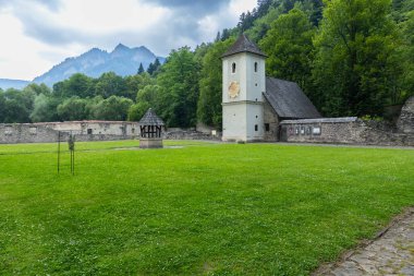 Slovakya 'nın Cerveny Klastor kentindeki kilisesi ve yeşil avlusu olan tarihi Kartaca manastırı kompleksi