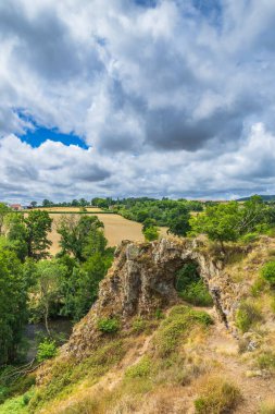 Bourgogne Franche Comte 'de kuzen nehri üzerinde bir köprü oluşturan doğal kaya kemeri.