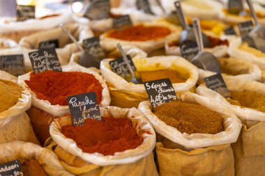 Fransa 'nın Nyons kentindeki bir pazarda egzotik tatlar ve renkler sunan baharatlar