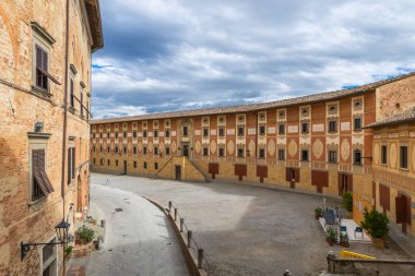 San Miniato, Toskana, İtalya Rönesans mimarisini sergiliyor. Klasik dekoratif desenler büyük kareyi kaplıyor.