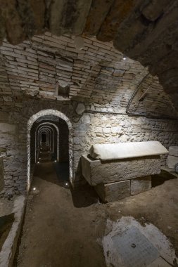 İçinde taş bir lahit ve tuğladan bir tavan bulunan antik Roma yeraltı geçidi.