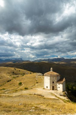 Tarihi Santa Maria della Pieta Kilisesi dramatik gökyüzünün altında bir tepenin üzerinde duruyor.