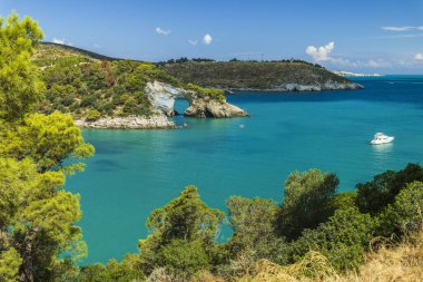 Temiz turkuaz suyu ve kıyıya yakın seyreden bir tekneyle güzel bir San Felice kemeri deneyimliyorum.