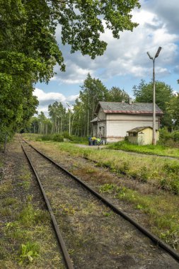 Lampertice, Çek Cumhuriyeti 'ndeki aşırı gelişmiş rayların yakınındaki eski tren istasyonu binası.