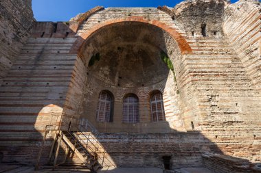 Arles, Fransa 'da Konstantin Roma Hamamları kemerli duvarlar, kubbe ve pencereleri gösteriyor
