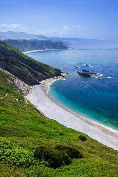 Yeşil uçurumların dibinde turkuaz suyu olan tenha Playa del Silencio plajı.