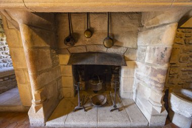 Tarihi aşçılık için klasik mutfak gereçleri olan taştan şömine ocağı.