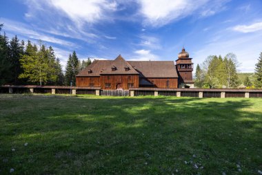 Svaty Kriz 'de güneşli bir günde tarihi sanatsal ahşap kilise