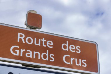 Grand Crus Yolu 'nu gösteren yol tabelası, Bourgogne' un ünlü şarap bölgesinde ziyaretçilere yol gösteriyor.