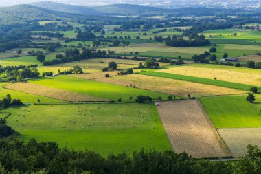 Fransa 'nın Occitanie kırsalına uzanan yuvarlanan tarlalar ve tarım arazileri