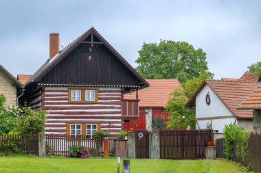 Geleneksel Bohem halk mimarisi tarihi bir köy ortamında