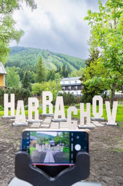 Krkonose dağlarındaki Harrachov işaretini yakalayan akıllı telefon ekranı