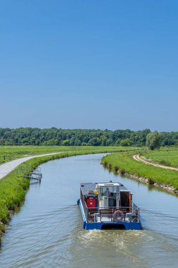 Çek, Vnorovy 'de, mavi gökyüzünün altında huzurlu bir kanalda seyreden yolcu gemisi.