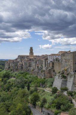Antik Pitigliano, İtalya, binalar tepesinde bulutlar olan bir uçuruma tünemişti.