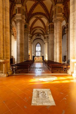 Sütunları, kemerleri ve sunağı olan tarihi Roma Katolik katedralinin içi
