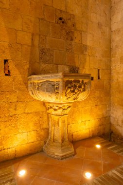 İtalya 'nın Toskana şehrinde tarihi bir kilisede dikilen antik vaftiz yazı tipi.