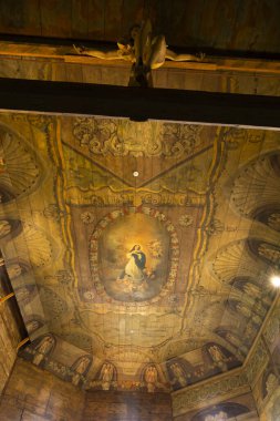 Tarihi Haczow Kilisesi 'nin içindeki meleklerle Bakire Meryem' in yükselişini resmeden ahşap tavanı süsleyin.