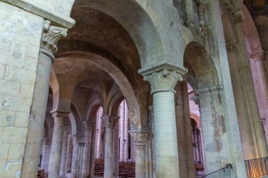 Poitiers 'deki Eglise Notre Dame la Grande' nin içindeki Romanesk mimari
