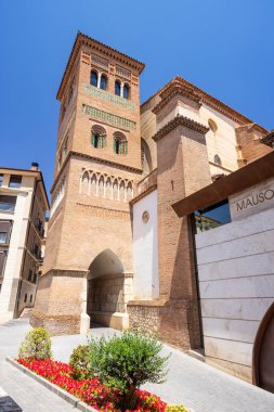 Güneşli bir günde Teruel, Aragon, İspanya 'daki Aziz Peter kilisesinin Mudejar çan kulesi