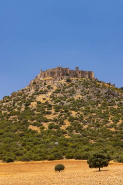 Antik Calatrava la Nueva kalesi İspanya 'nın Castille La Mancha kentindeki engebeli bir tepenin üzerinde duruyordu.