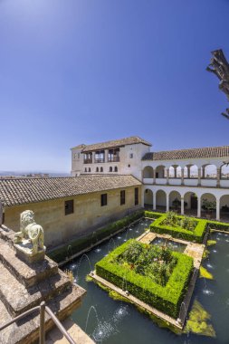 Geleneksel mimari, çeşmeler ve açık gökyüzü altında yontulmuş çitlerin yer aldığı Generalife bahçeleri