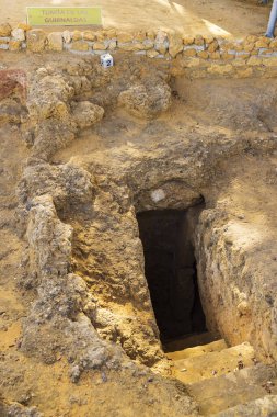 Necropolis de Carmona 'da toprağa oyulmuş antik Roma mezar odası girişi.