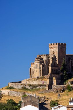 Tarihi şato ve kilise kompleksi İspanya 'nın Endülüs kenti Aracena' nın üzerindeki bir tepeye kurulmuştur.