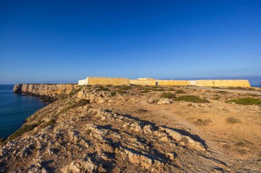 Portekiz 'in engebeli Vila do Bispo kıyısındaki tarihi Sagres kale duvarı