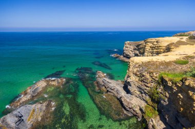 Portekiz, Odemira 'da kayalık kıyı şeridini ve uçurumları yıkayan Atlantik Okyanusu