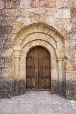 Eski taş kemer yolu bu tarihi ahşap kapıyı demir menteşeli çerçeveler.