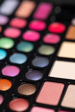Renkli makyaj paleti göz farı, allık ve ruj renklerini gösteriyor