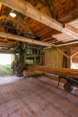 Tarihsel testere fabrikası işleme kütüklerini Kvacany, Slovakya 'da tahta tahtalara dönüştürüyor