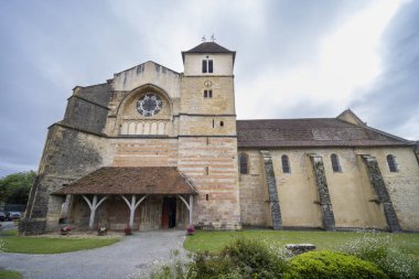 Sorde l 'Abbaye, Fransa' da çan kulesi ve gül pencereli antik manastır kilisesi.