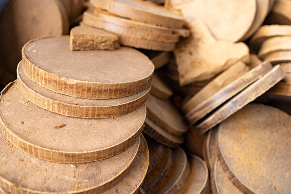 Складываются диски с тыквенным маслом, показывающие текстуру и побочный продукт уникального регионального продукта Штирии