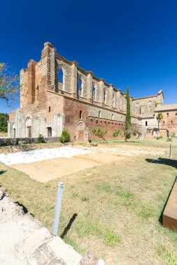 Antik Kilise Manastırı, Toskana kırsalında açık mavi gökyüzünün altında duruyor.