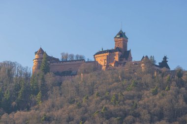 Haut Du Haut Koenigsbourg Şatosu, bir ortaçağ şatosu, Fransa 'nın Grand Est şehrinde gün ışığını görüyor.