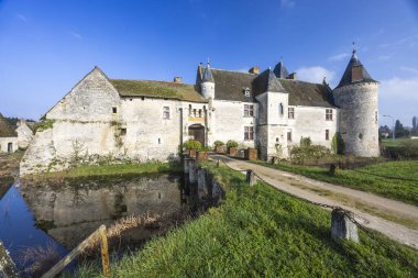 Loir et Cher, Fransa 'daki tarihi şato sakin hendeğinin yanında duruyor.