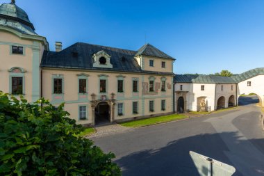 Manetin Kalesi kompleksi, barok binaları ve dolambaçlı bir yol üzerindeki kemerleri birbirine bağlıyor.