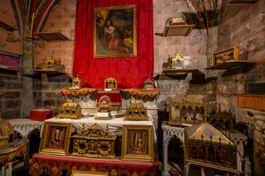 Kutsal bir kilise ortamında antika kutsal emanetler ve emanetler sergileniyor.