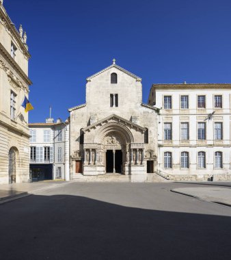 Fransa 'nın Provence kentindeki açık mavi gökyüzünün altında Arles katedralinin dekoratif mimarisi