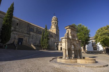 Endülüs, İspanya 'daki tarihi Baeza Katedrali' nin önünde duran Rönesans Çeşmesi
