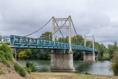 Fransa 'nın Garonne nehri kıyılarını birbirine bağlayan tarihi asma köprü.