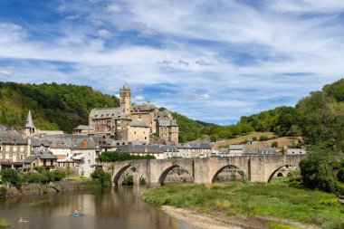 Şatosu ve köprüsü ile Estaing köyü, Lot nehri, ve Occitanie, Fransa 'da bir kano.