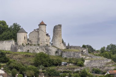 Fransa 'nın Cantal kentindeki köye bakan teraslı bir tepenin üzerinde duran şato de Laroquebrou.