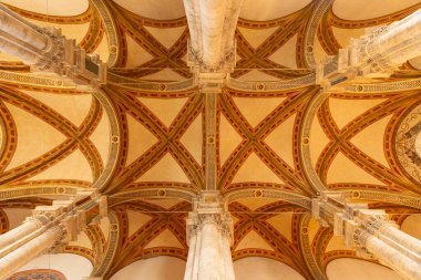 Karmaşık Rönesans atlama ve sütunlar tarihi bir İtalyan binasında simetrik bir şablon oluşturuyor