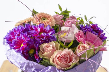 Taze karışık çiçek buketi bir kutlama ya da özel bir gün için hazırlandı.