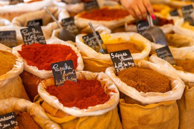 Fransa 'nın Nyons şehrinde satılık çeşitli aromatik baharatlar sunan geleneksel pazar tezgahı